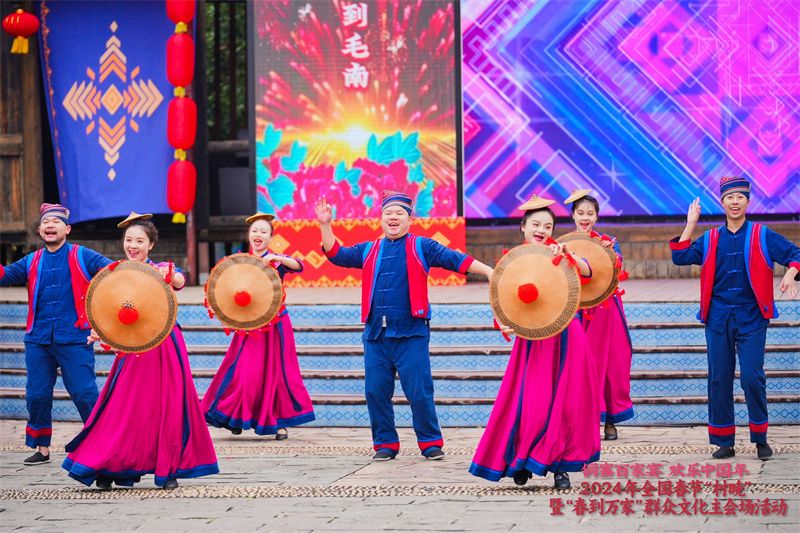 新春走基层丨在中国最大的侗寨看“村晚”、吃百家宴，唱响美好山乡