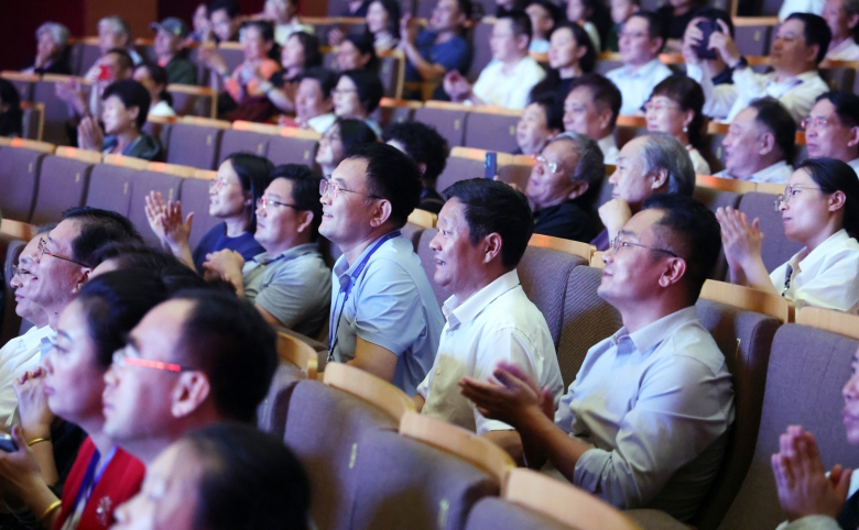 一部沂蒙颂歌尽现英雄本色 大型舞台剧《红石崮》在京上演