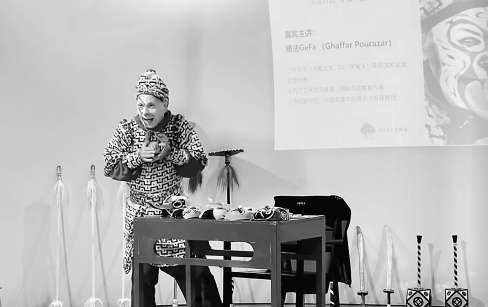32岁放弃读博来华学京戏 英文版《闹天宫》赢得满堂彩