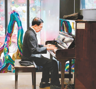 香港:“共享钢琴”奏响城市温暖与浪漫