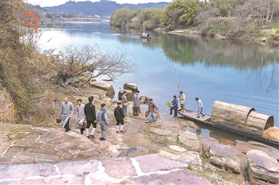 一段弦歌不辍的岁月 一群百折不挠的《坪石先生》