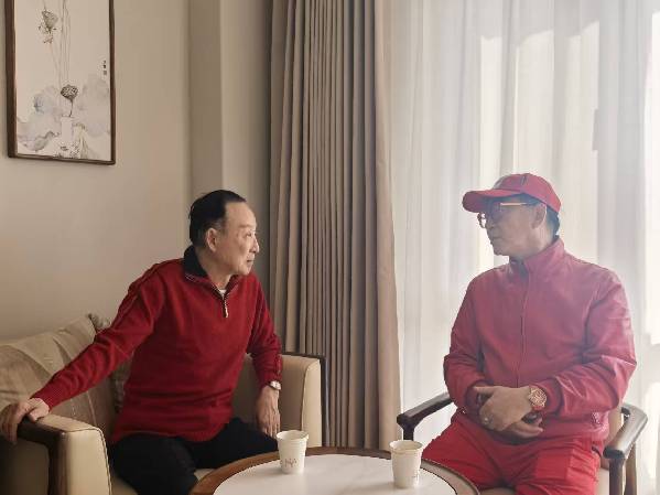 致敬偶像，奔赴热爱：六小龄童与宋玉庆数十年后的重逢与对话