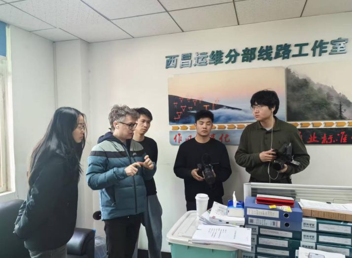 《无惧冰雪》预告片发布 守护流淌在钢铁银线中的光与热