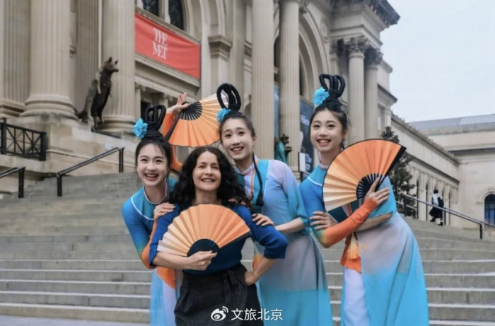 生肖快闪跨越太平洋 纽约街头掀起“中国年”热潮