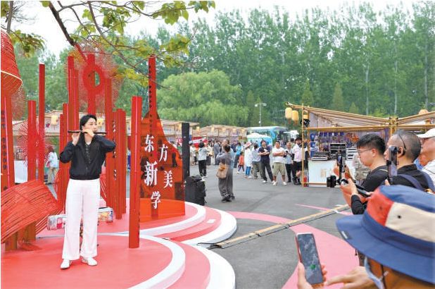 舞台艺术浸润城市日常生活