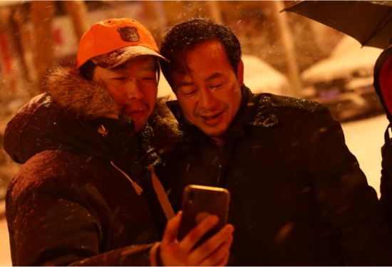 艺咖对话|信号断了,电影没断:王晓丰在影视寒冬中交出“真诚答卷” 艺咖对话|信号断了,电影没断:王晓丰在影视寒冬中交出“真诚答卷”